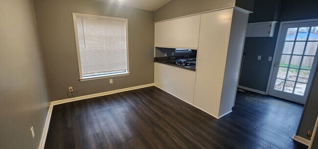 Building Photo - 1007 N Roselawn Dr