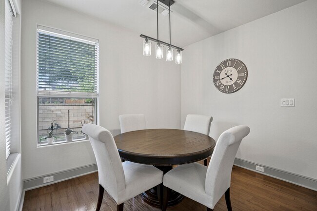 Building Photo - Stunning Townhome in Coves at Columbian Club