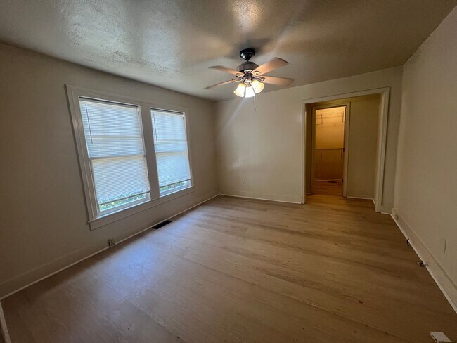 Building Photo - 4 bedroom 4 bathroom off Veterans Memorial...