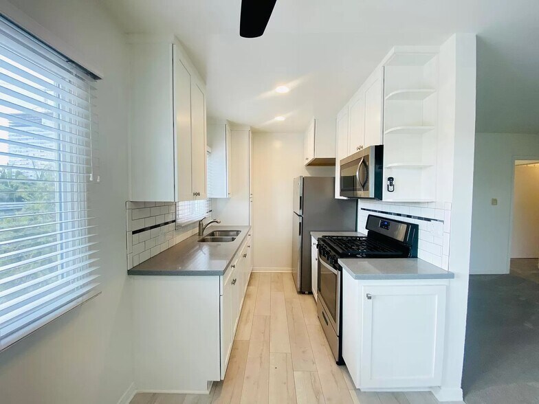 Kitchen - 1328 Barry Ave