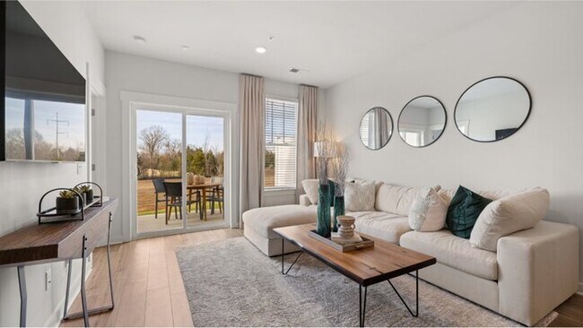 Building Photo - This well-maintained 3-bedroom, 3-bath hom...