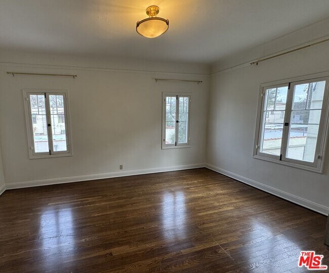 Building Photo - 326 1/2 N Sycamore Ave