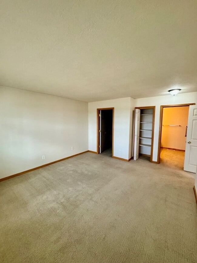 Building Photo - 2 Bedroom, 2 Bathroom Townhouse