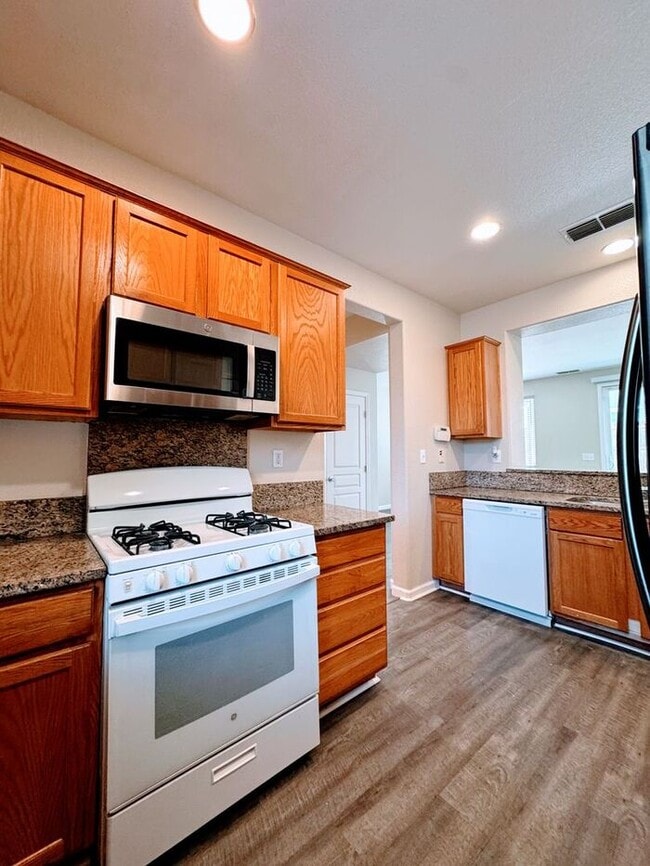 Building Photo - !!Get $200 OFF!! 3BR SFR w/ Tandem Garage & Fenced Yard near Boxwood St