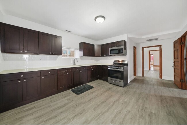 Building Photo - 2556 S Albany Ave