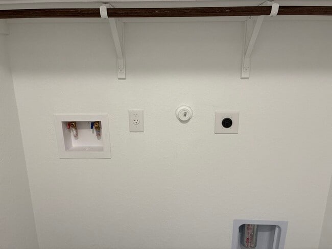 Building Photo - Welcome to this charming 3-bedroom, 2-bathroom home