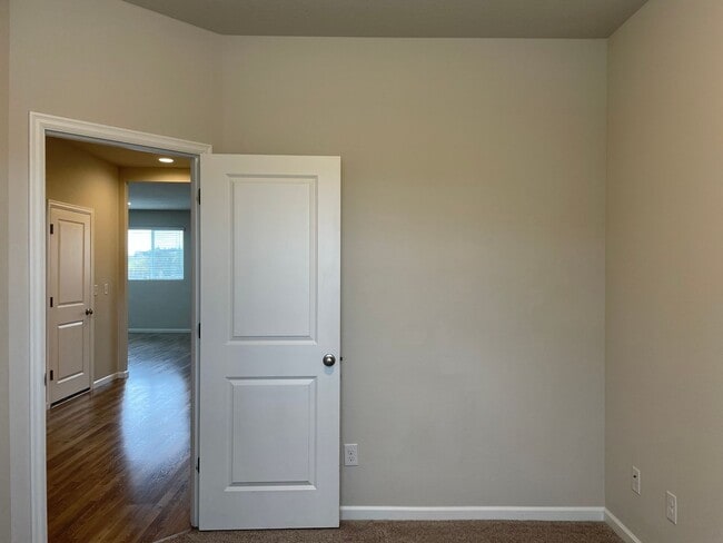 Building Photo - Beautiful 4 Bedroom 2.5 Bath Home Located ...