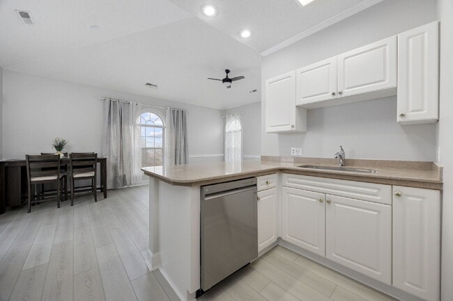 Building Photo - 1 Bedroom Condo in Myrtle Beach with Elevator