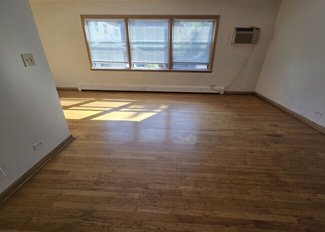 Building Photo - 4114 N Kedvale Ave