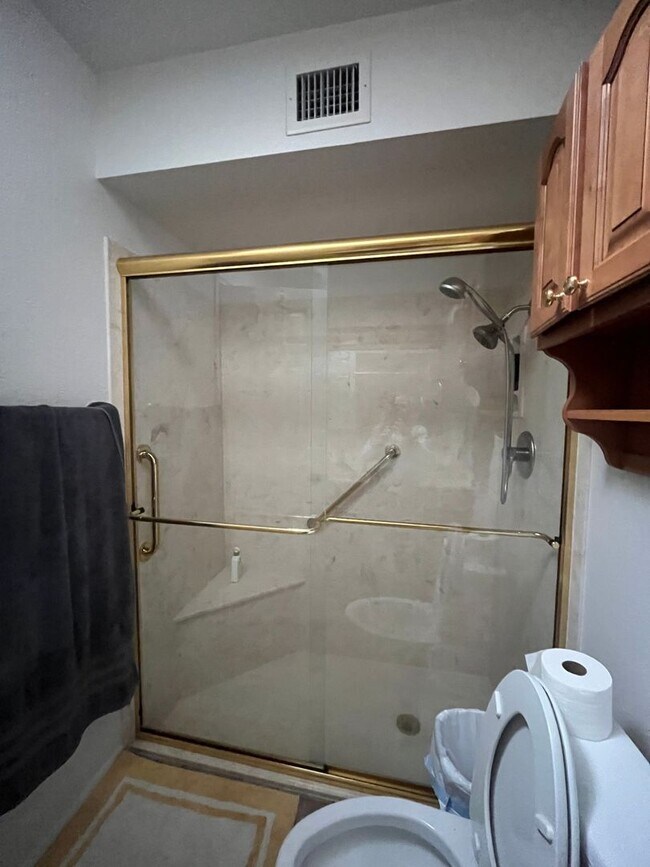 Building Photo - Large 4 bedroom with  yard