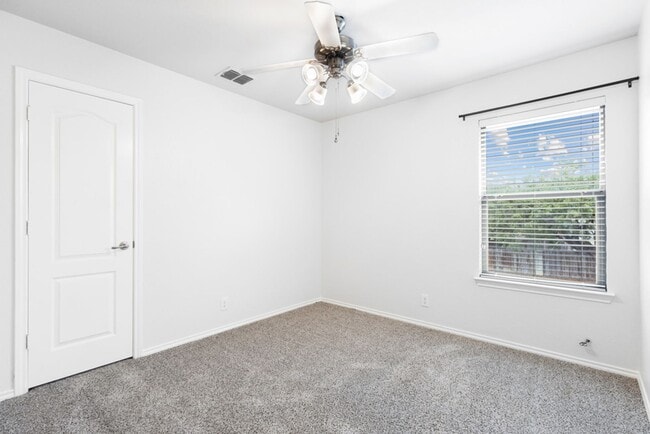 Building Photo - 3 Bedroom2.5 Bath The Plaza Subdivision