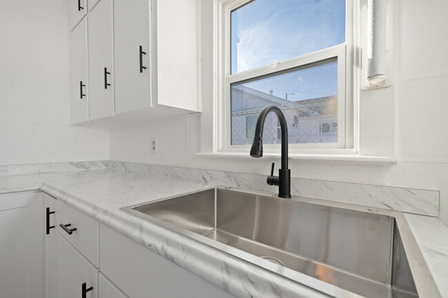 Building Photo - 707 E Front St