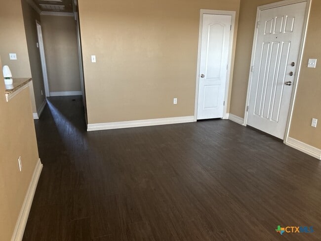 Building Photo - 2710 S Clear Creek Rd