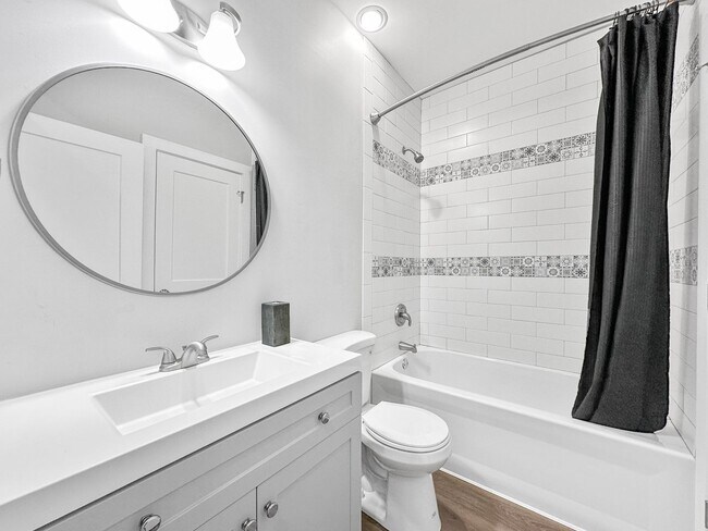 Building Photo - Newly Renovated 2 Bed, 2.5 Bath Furnished Home in Columbus