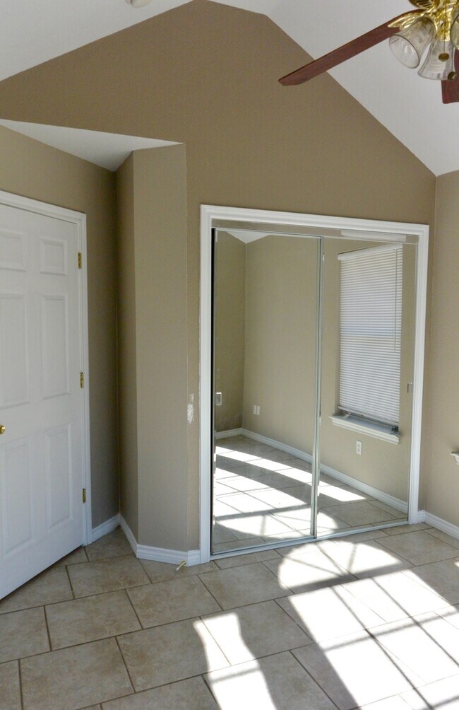 Building Photo - AVAILABLE NOW Single Family Home 3/2/2
