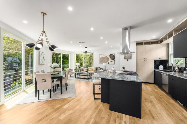 Building Photo - 335 Eureka Dr NE