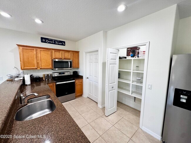 Building Photo - 121 Majestic Bay Ave