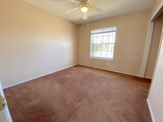 Building Photo - Northeast El Paso 3bed/2bath with Refrig A/C!