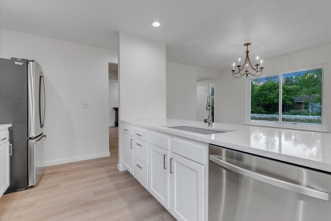 Building Photo - Beautifully updated 4-bed, 3-bath home in ...