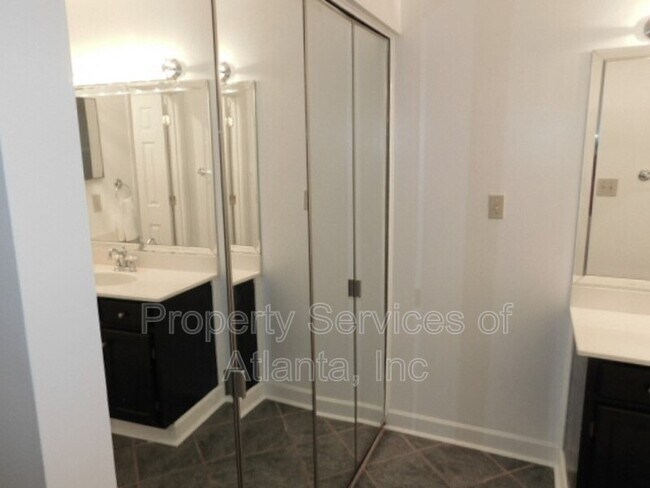 Building Photo - 4115 Pine Heights Dr NE