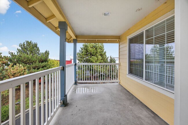 Building Photo - Spacious 2 Bedroom, 2 bath 2nd Floor Apartment