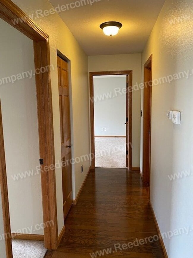 Building Photo - Single level open concept duplex features ...