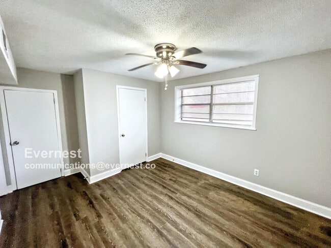 Building Photo - 2125 Merry Dr NE