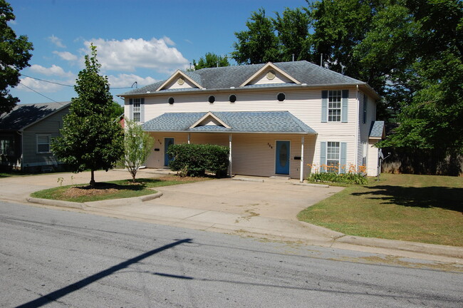 Building Photo - Large Duplex in the Heart of Fayetteville!