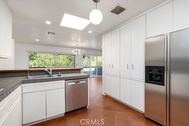 Building Photo - 3946 Alta Mesa Dr
