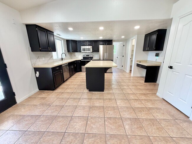 Building Photo - Beautiful Bloomington Area Home
