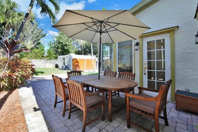 Building Photo - 607 Flamingo Dr
