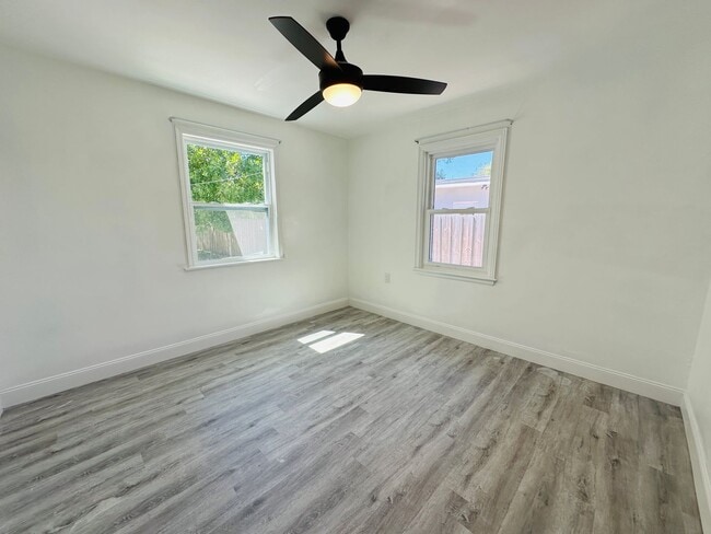 Building Photo - Charming 3 Bed, 2 Bath Oasis: Minutes from...