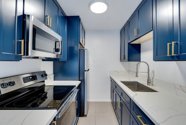Building Photo - 1755 N Orange Dr