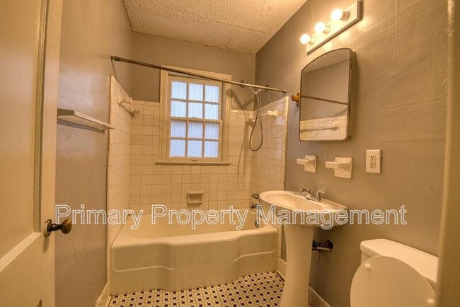 Building Photo - 2212 NW 31st St