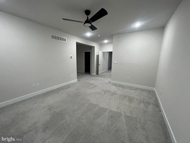 Building Photo - 40 Lochiel Ln