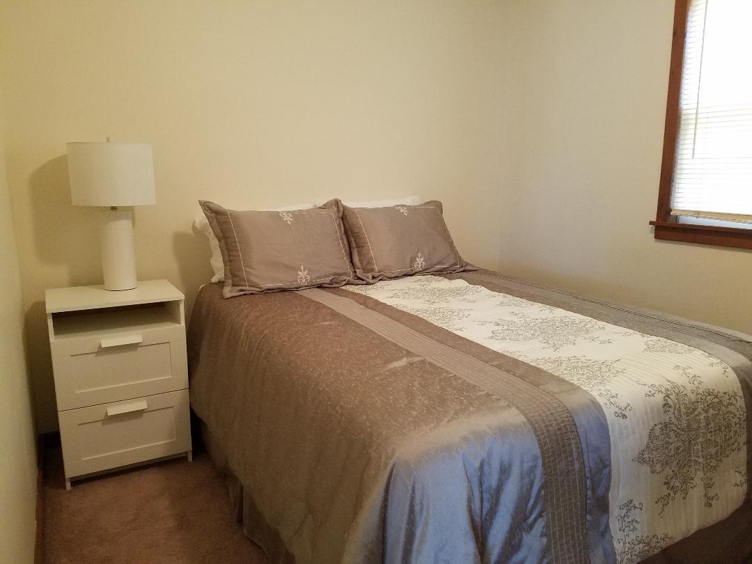 Queen bed - 18 Jay Rd E