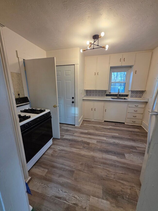 Building Photo - Benson Bungalow! 3 bedroom 2 bathroom