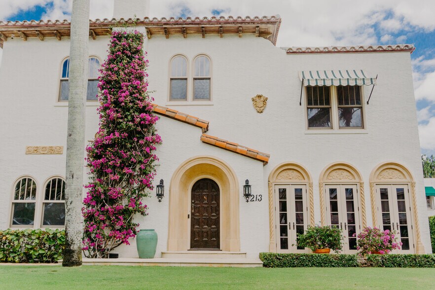 Facade of main house - 213 E Lakewood Rd