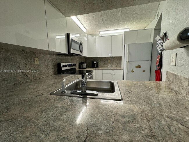 Building Photo - 210 W 68th St