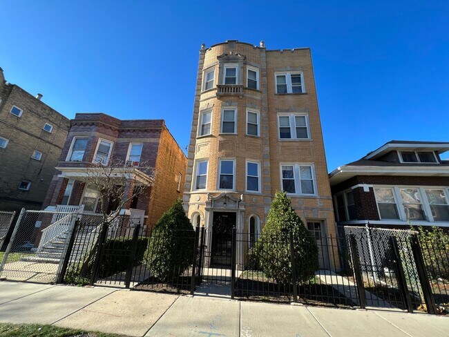 Building Photo - East Albany Park Apts!
