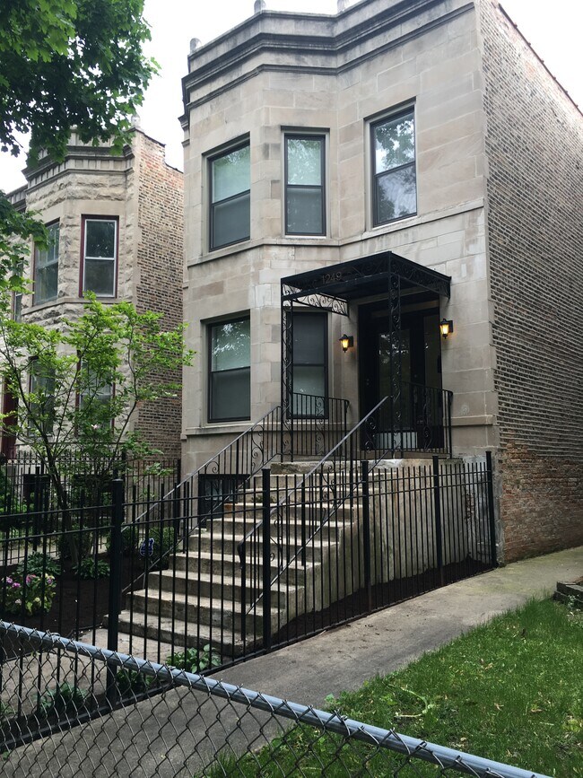 1249 W Winnemac Ave 1249 W Winnemac Ave Chicago IL 60640 Apartment