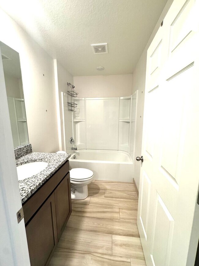 Building Photo - Beautiful 4-Bed, 2-Bath Home in a Prime Location!