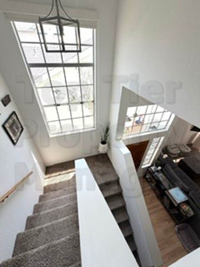 Building Photo - Beautiful 3 bed / 2.5 bath / 1,227 sqft House in Oceanside's Emerald Point