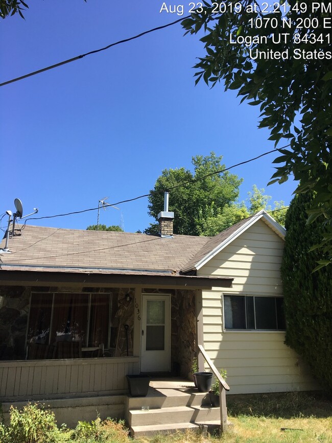 Building Photo - Great 2 br 1 bath House. Pet Friendly.  Available for December move in!