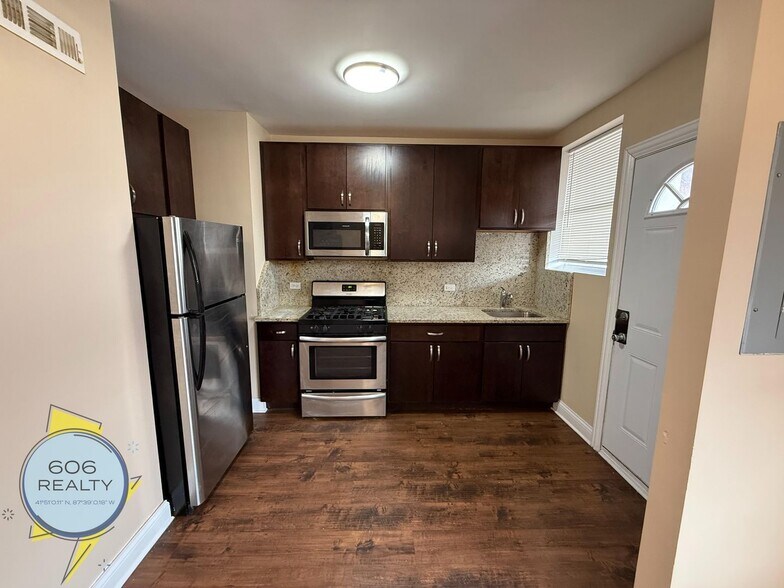 Building Photo - 2805 N Kilbourn Ave