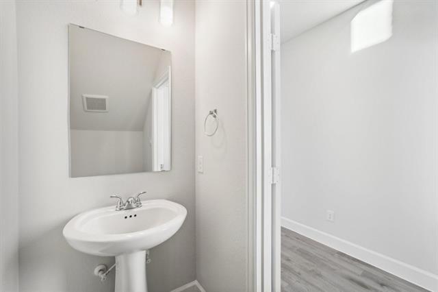 Building Photo - 1628 Victoria Pl