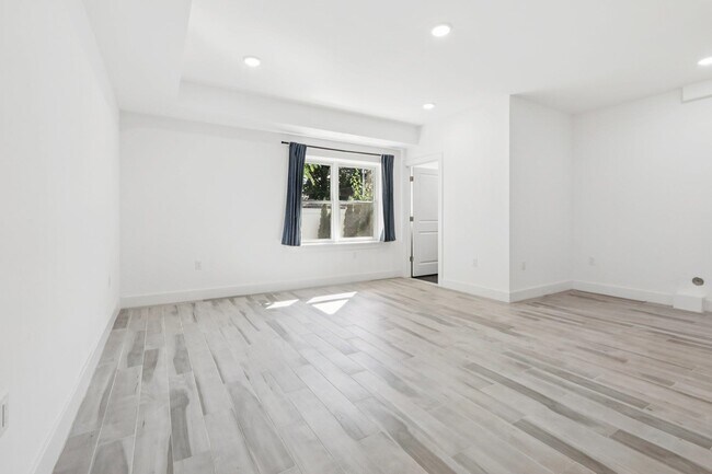 Building Photo - 131 Zabriskie St