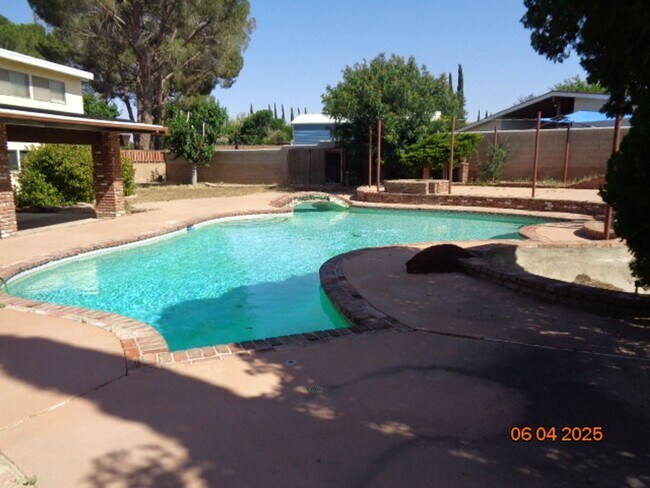 Building Photo - College Terrace Pool Home