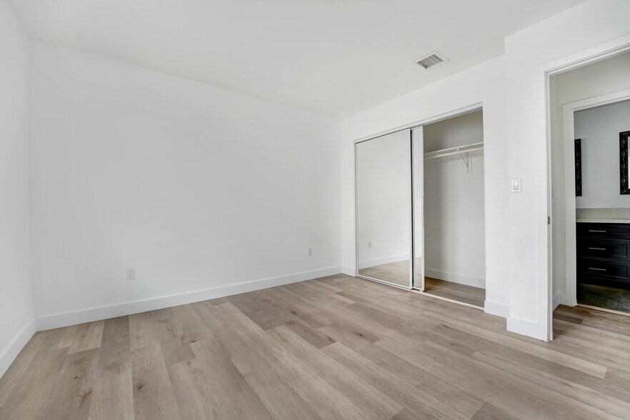 Building Photo - 2439 Malabar St