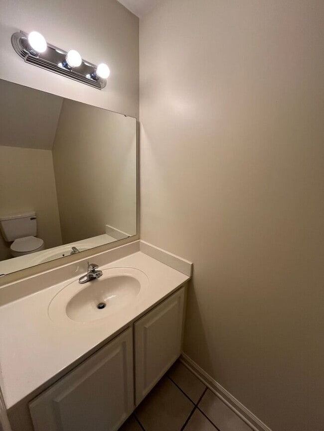 Building Photo - 2BD/2.5BA Unit at Water Oaks in Hickory!